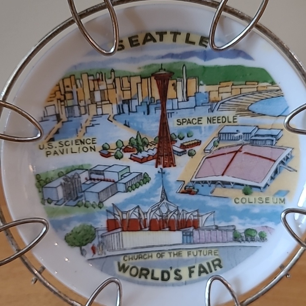 VINTAGE 1962 Seattle World's Fair Mini Plate With Wire Frame Hanger/Stand - Picture 10 of 15